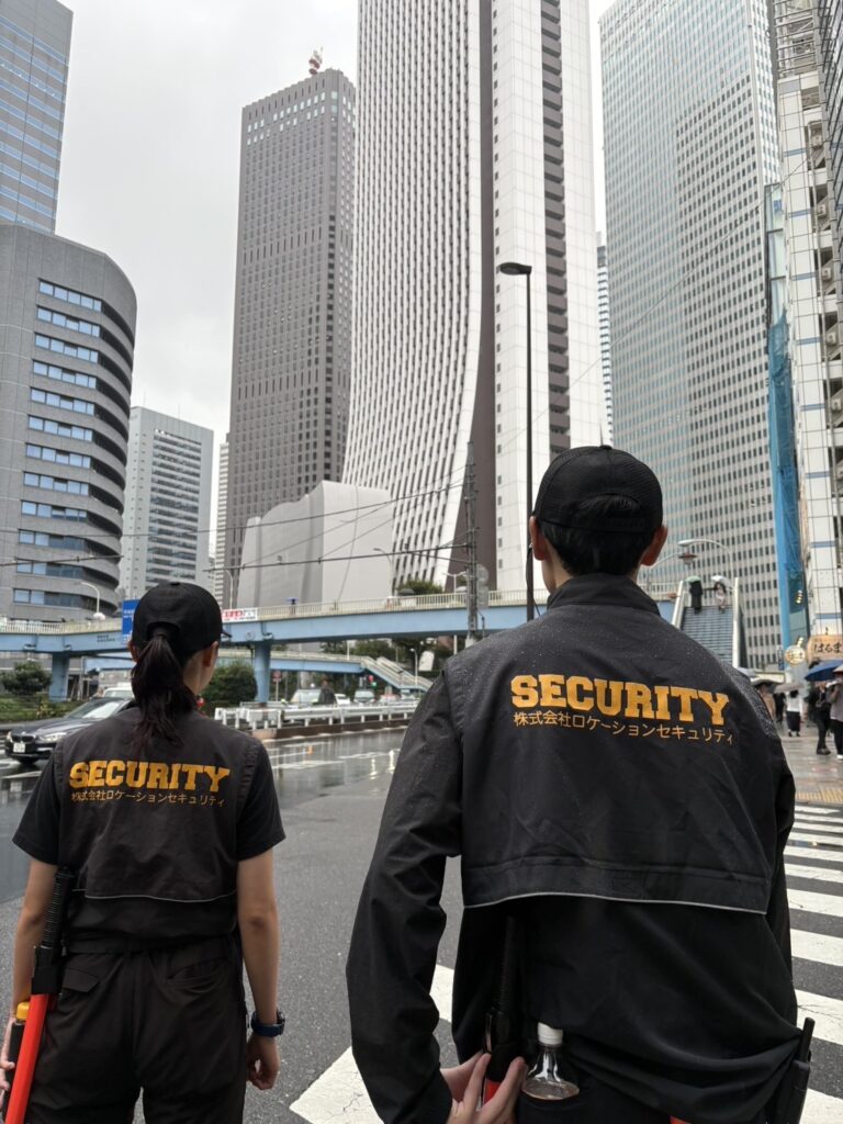 新宿駅大ガード付近で警備実施