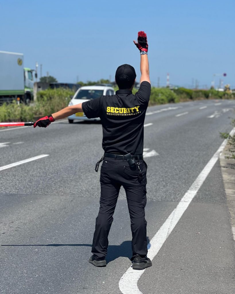 車両誘導中！撮影時に一時的に車両を止めて撮影を行います。